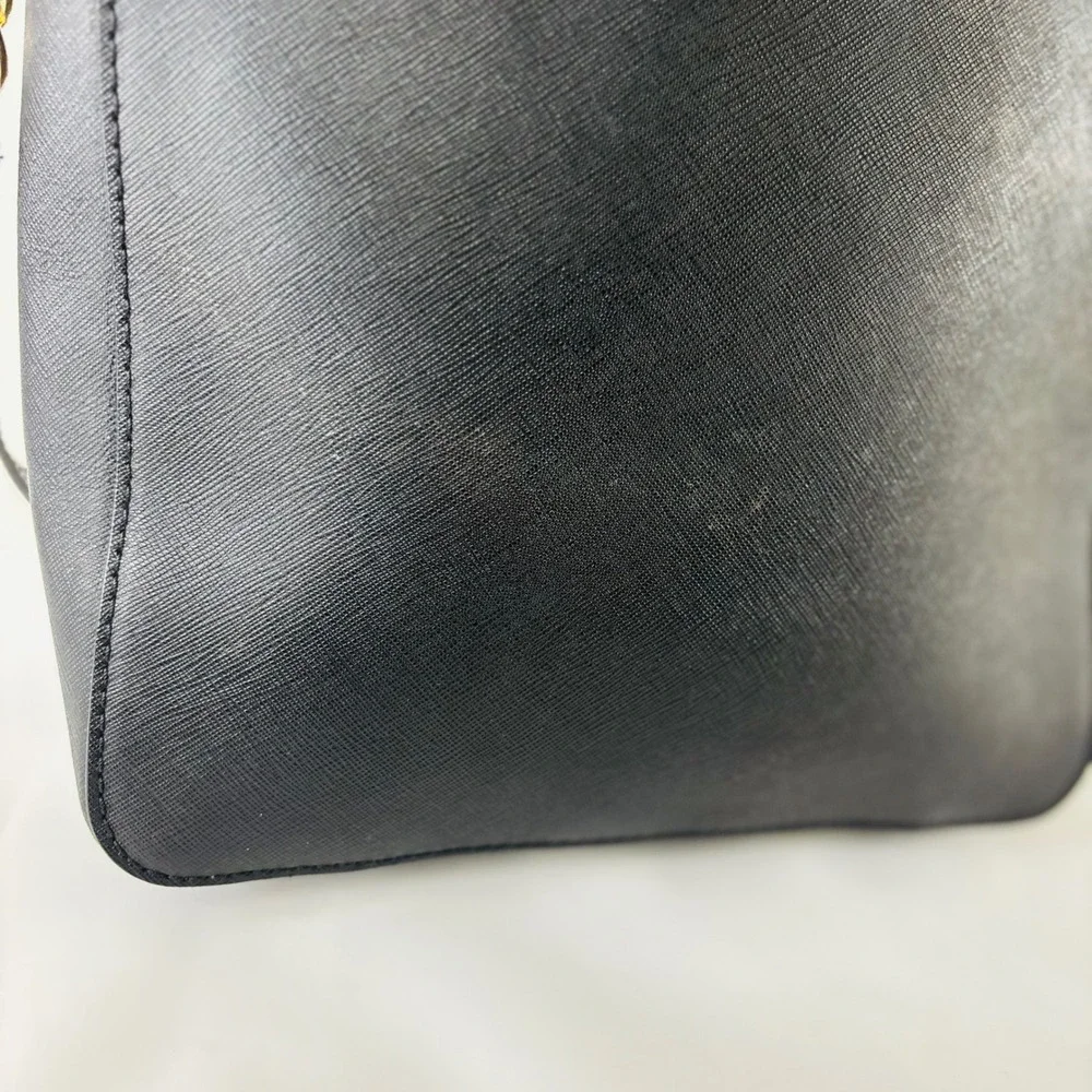 Micheal Kors Black Hamilton Traveler Leather Messenger Crossbody Bag‎